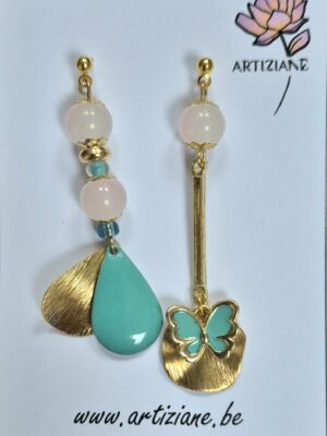 Boucles et penditifs en acier, perles en verre, sequins emaillés