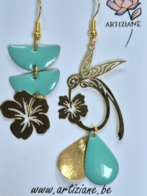 Boucles perles en verre, sequins acier et email