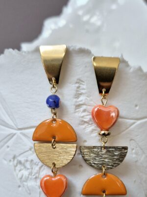 Boucles pendentifs en acier, perles en verre et sequins emaillés