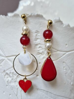 Boucles perles en verre, sequins acier et email