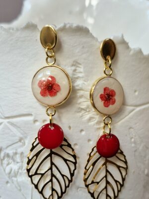 Boucles perles en verre, sequins acier et email