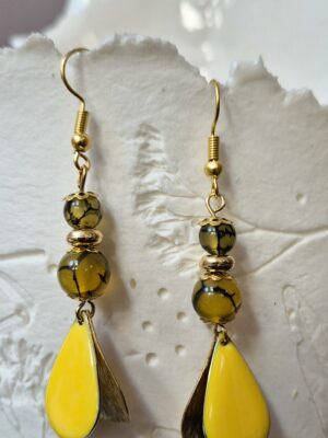 Boucles perles en verre, sequins acier et email