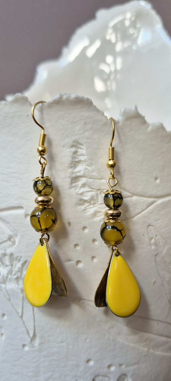 E25021-1.jpg Boucles perles en verre, sequins acier et email