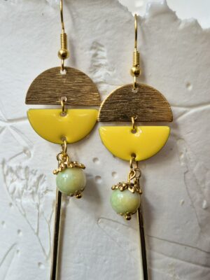 Boucles perles en verre, sequins acier et email