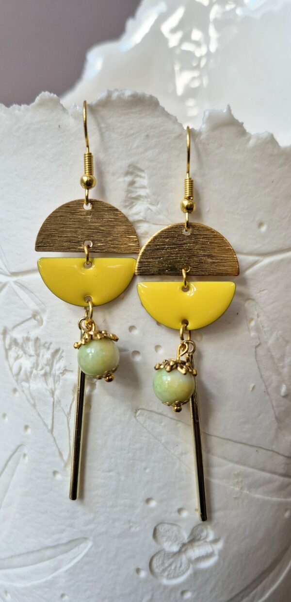 E25022-1.jpg Boucles perles en verre, sequins acier et email