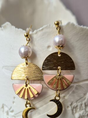 Boucles perles en verre, sequins acier et email