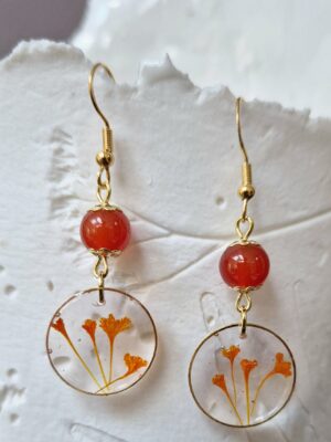 Boucles résine fleurs pressées, perles en verre