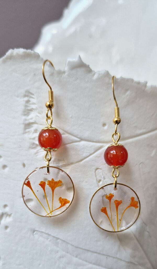 B25004.jpg Boucles résine fleurs pressées, perles en verre