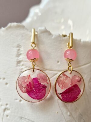 Boucles résine fleurs pressées, perles en verre