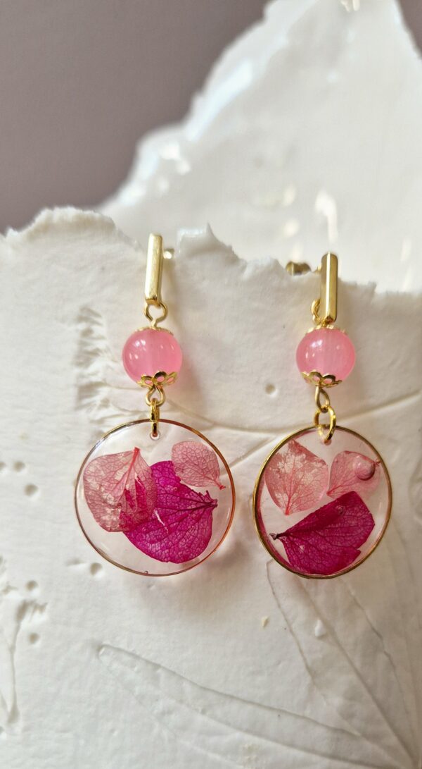 C25001.jpg Boucles résine fleurs pressées, perles en verre
