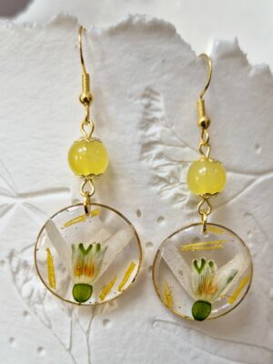 Boucles résine fleurs pressées, perles en verre