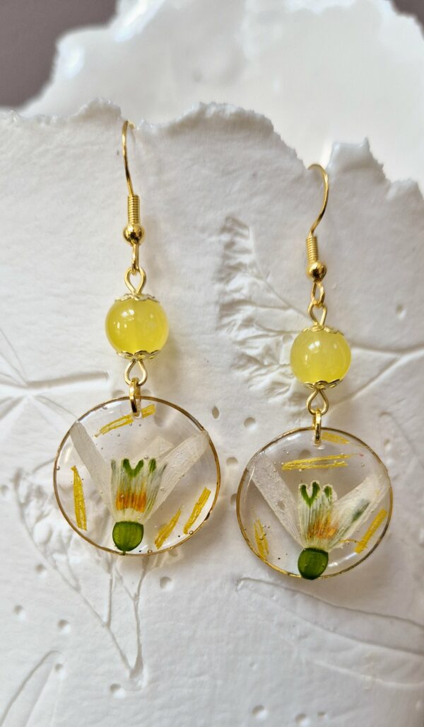 C25002.jpg Boucles résine fleurs pressées, perles en verre