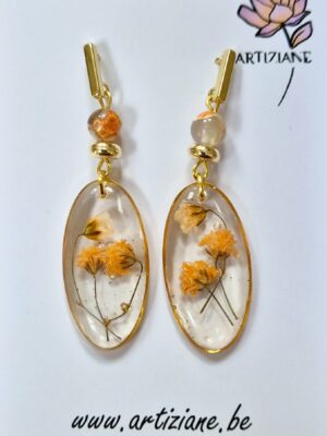 Boucles résine fleurs pressées, perles en verre