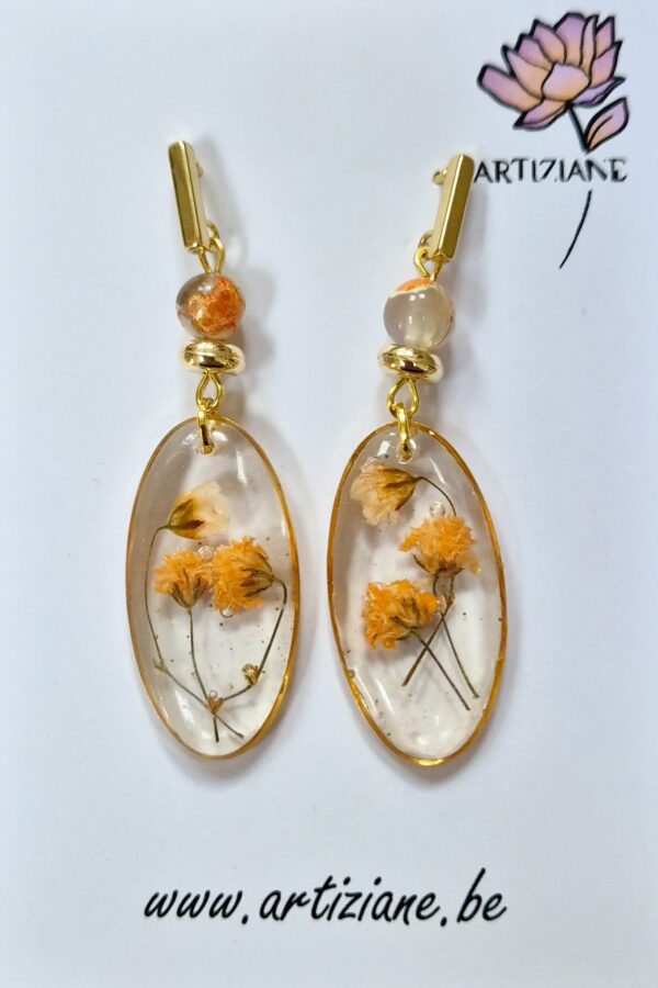 C25007.jpg Boucles résine fleurs pressées, perles en verre