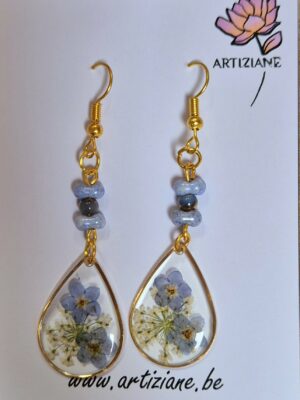 Boucles résine fleurs pressées, perles en verre