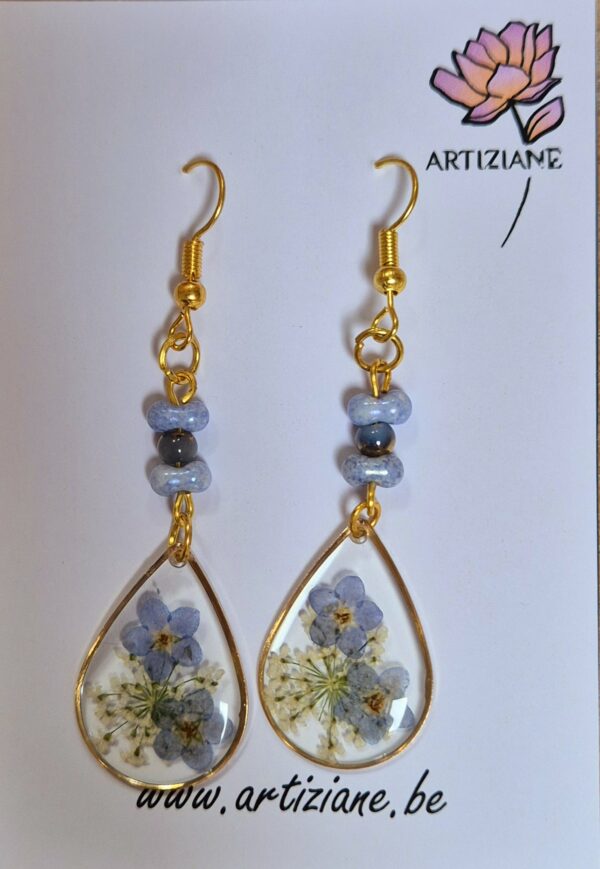 C25011.jpg Boucles résine fleurs pressées, perles en verre