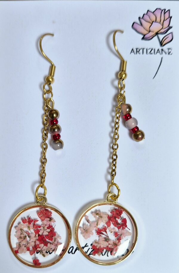 C25012.jpg Boucles résine fleurs pressées, perles en verre