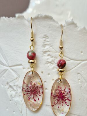 Boucles résine fleurs pressées, perles en verre