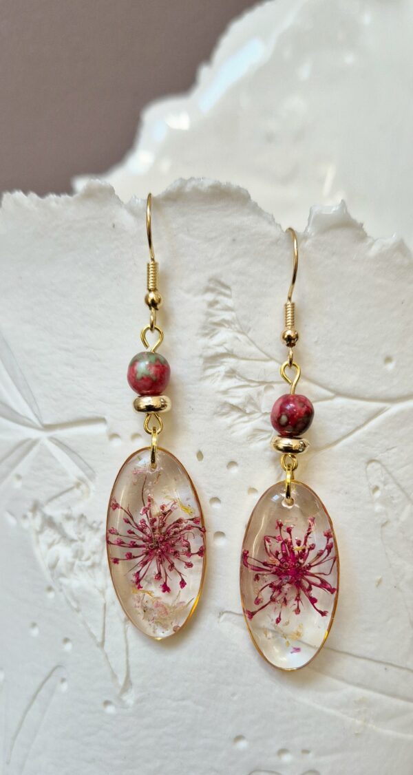 C25020.jpg Boucles résine fleurs pressées, perles en verre