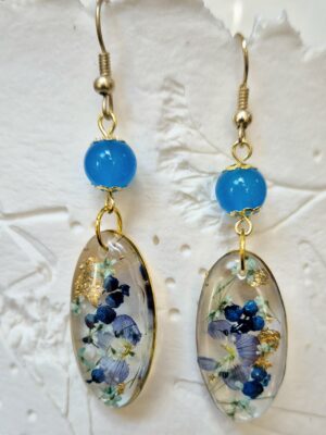 Boucles résine fleurs pressées, perles en verre