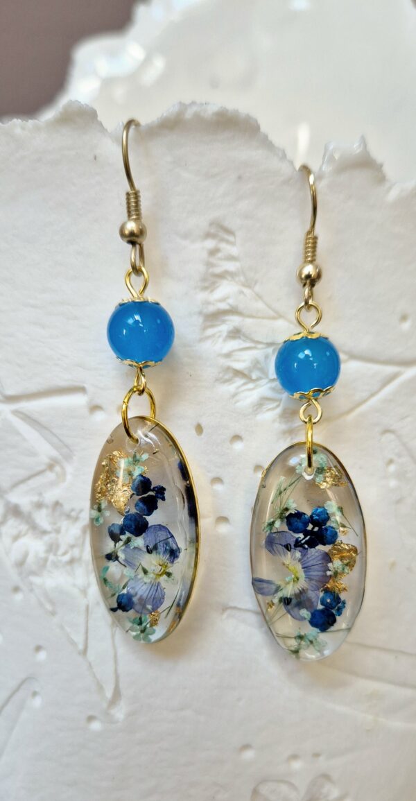 C25022.jpg Boucles résine fleurs pressées, perles en verre