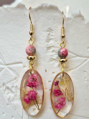 Boucles résine fleurs pressées, perles en verre