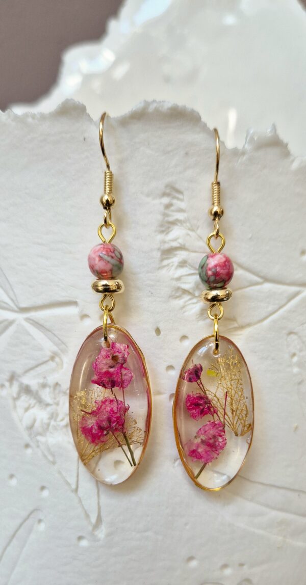 C25023.jpg Boucles résine fleurs pressées, perles en verre
