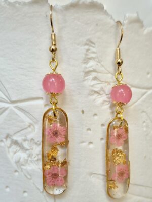 Boucles résine fleurs pressées, perles en verre