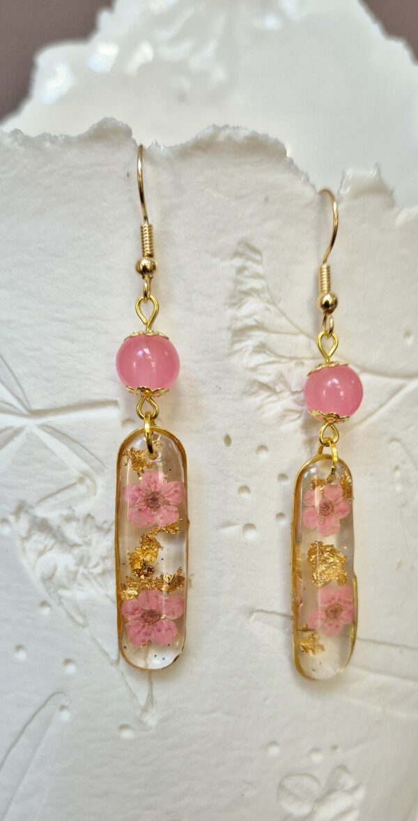 C25024.jpg Boucles résine fleurs pressées, perles en verre