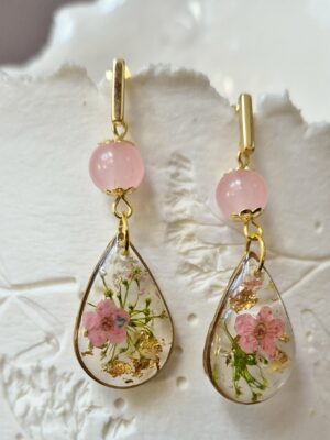 Boucles résine fleurs pressées, perles en verre