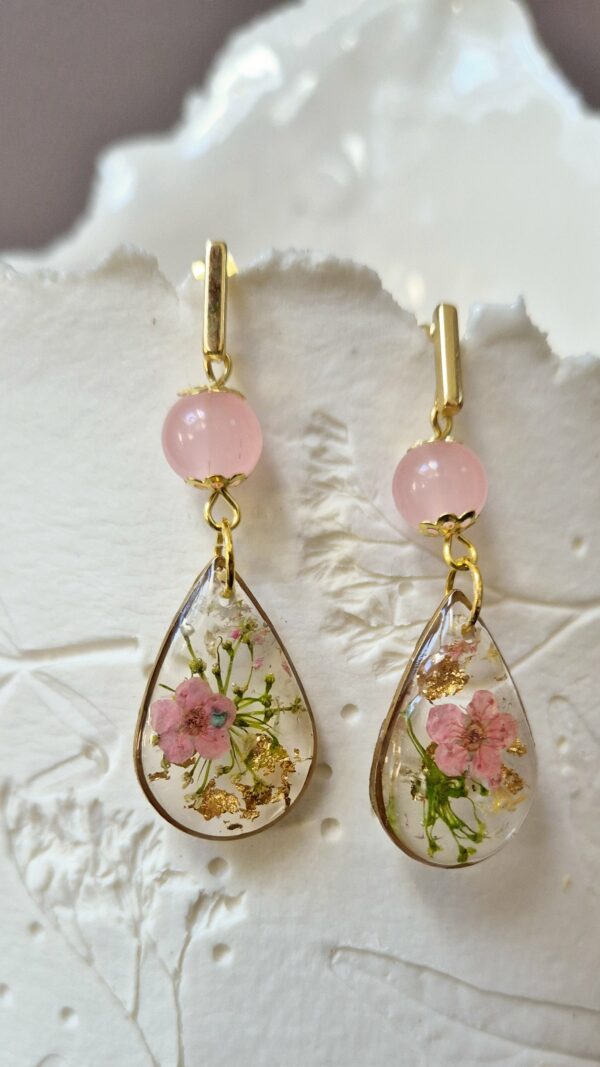 C25026.jpg Boucles résine fleurs pressées, perles en verre