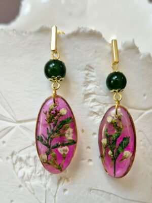 Boucles résine fleurs pressées, perles en verre