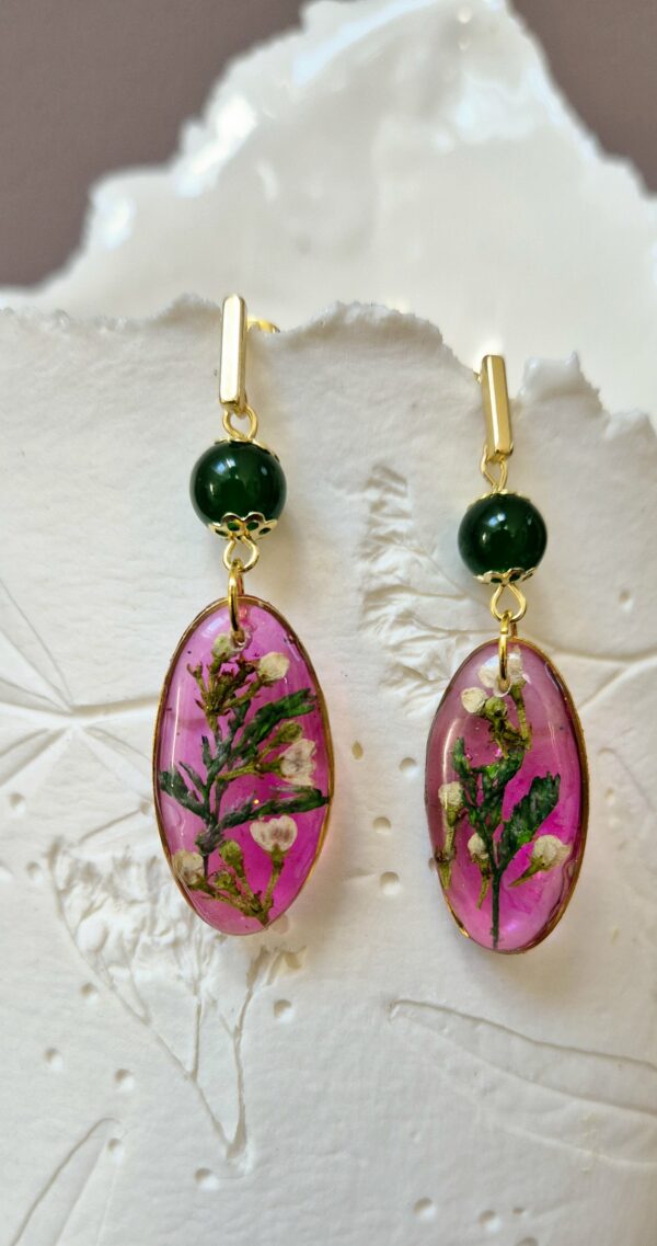 C25027.jpg Boucles résine fleurs pressées, perles en verre