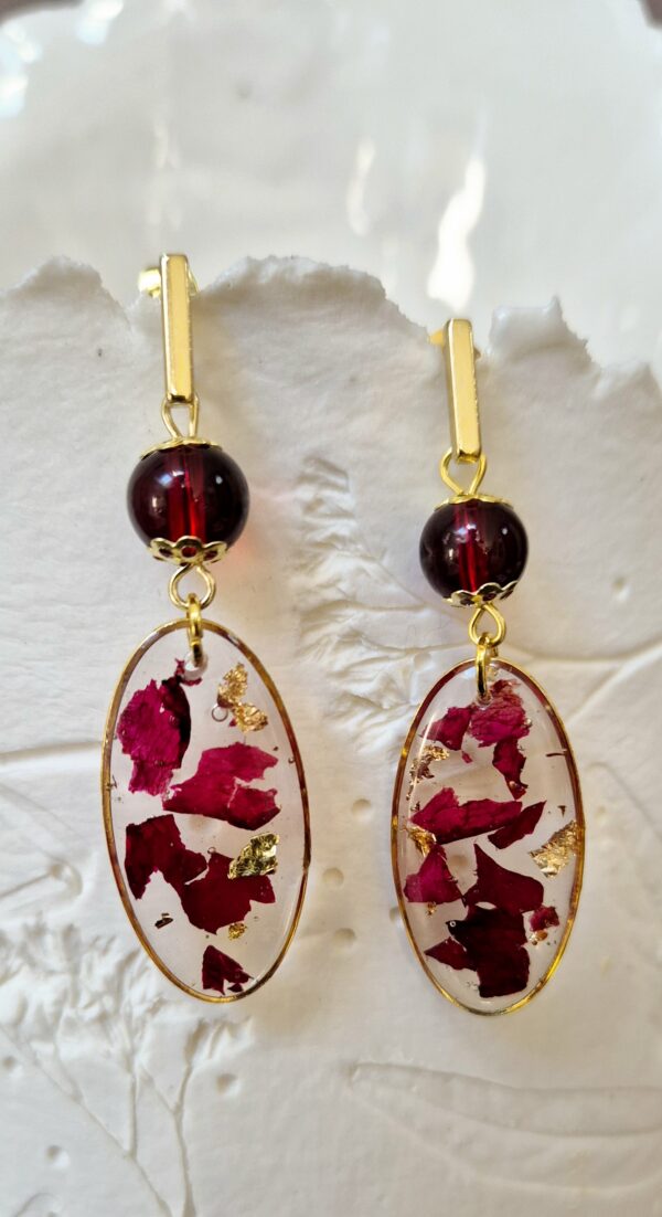 C25028.jpg Boucles résine fleurs pressées, perles en verre