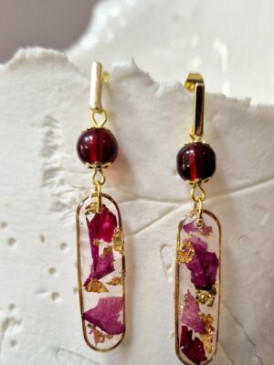 Boucles résine fleurs pressées, perles en verre