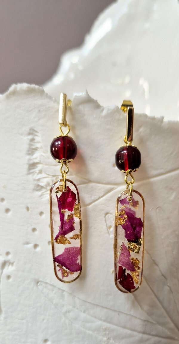 C25030.jpg Boucles résine fleurs pressées, perles en verre