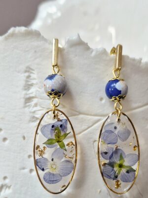 Boucles résine fleurs pressées, perles en verre