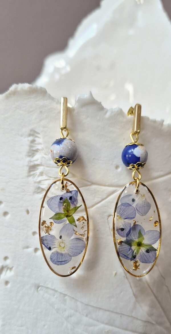 C25031.jpg Boucles résine fleurs pressées, perles en verre