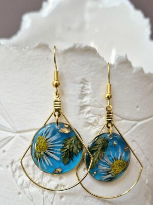 Boucles résine fleurs pressées, pendentifs en acier