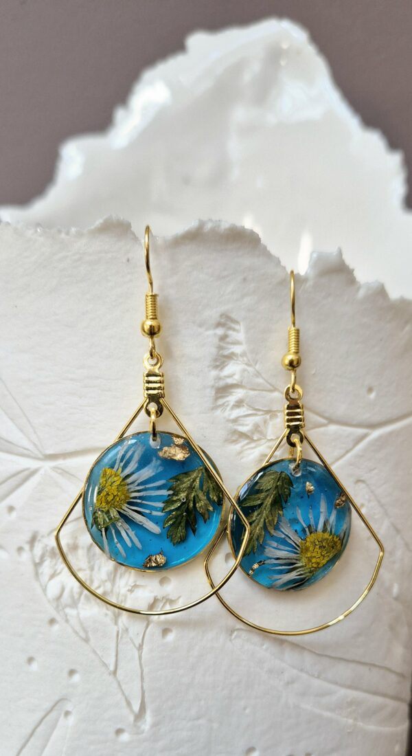 C25034.jpg Boucles résine fleurs pressées, pendentifs en acier