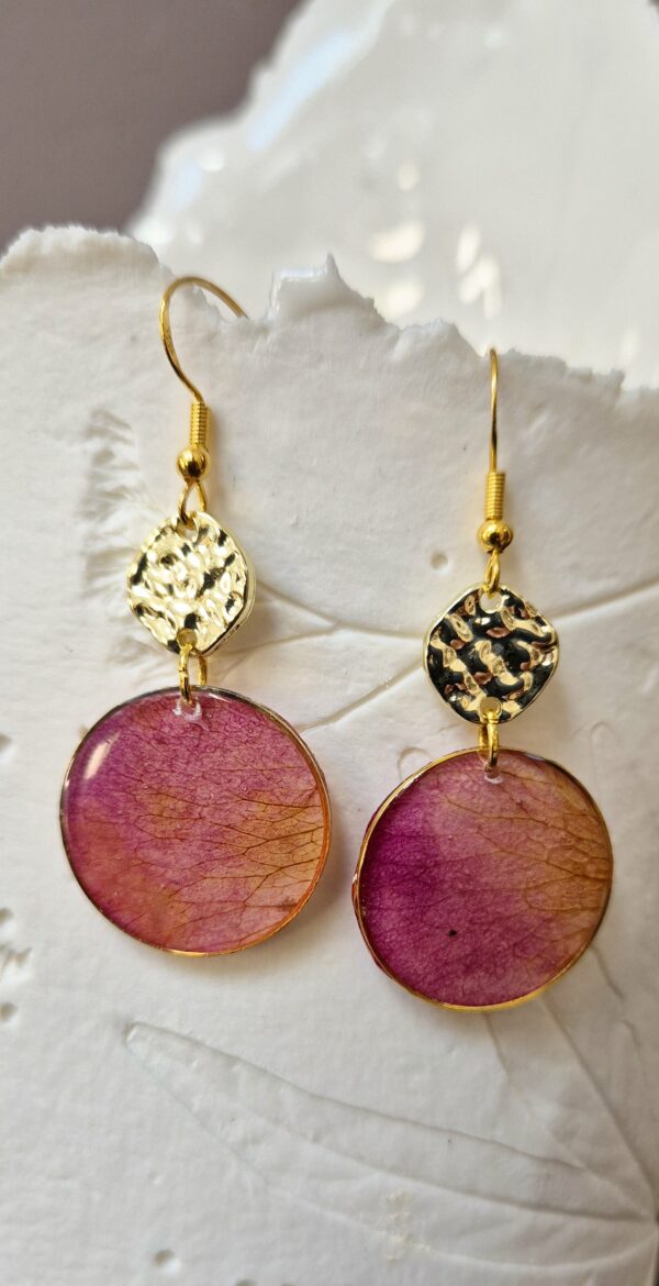 C25035.jpg Boucles résine fleurs pressées, pendentifs en acier