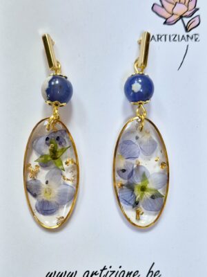 Boucles résine fleurs pressées, perles en verre