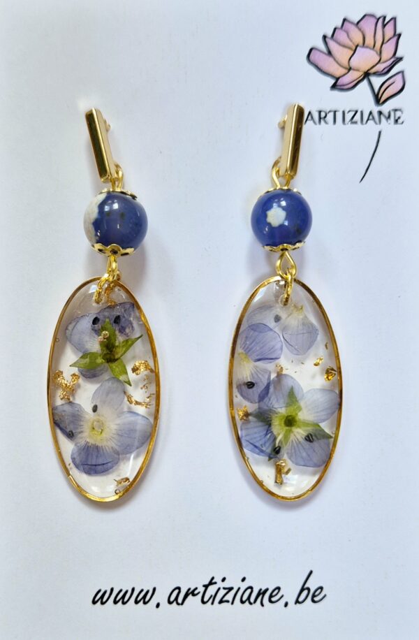 C25043.jpg Boucles résine fleurs pressées, perles en verre