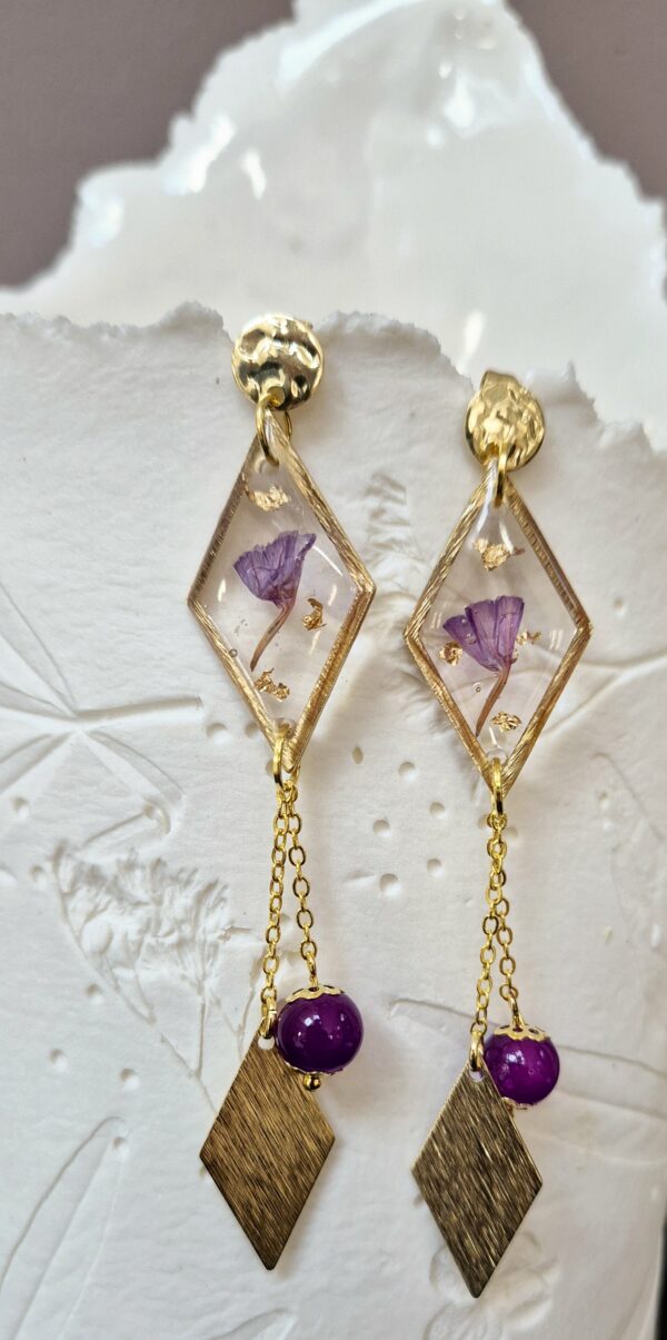 C25049.jpg Boucles résine fleurs pressées, perles en verre, sequins en acier