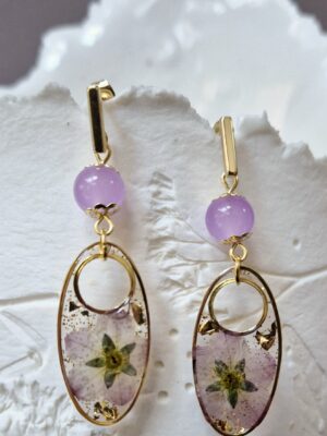 Boucles résine fleurs pressées, perles en verre
