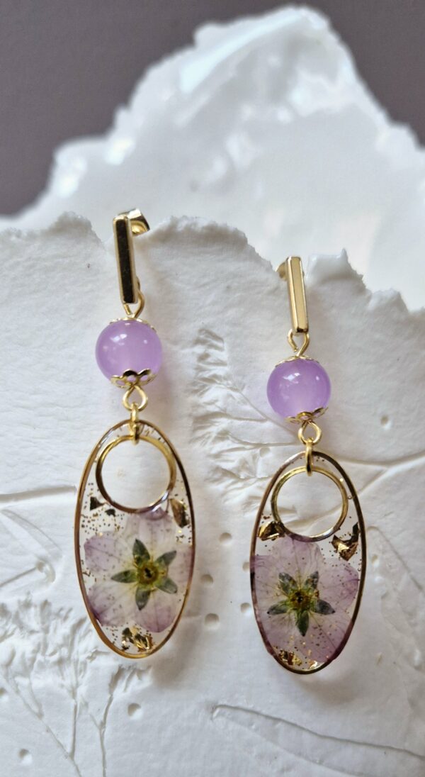 C25056.jpg Boucles résine fleurs pressées, perles en verre