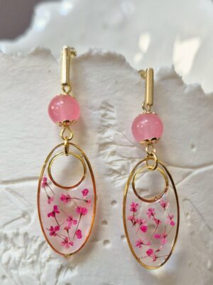 Boucles résine fleurs pressées, perles en verre