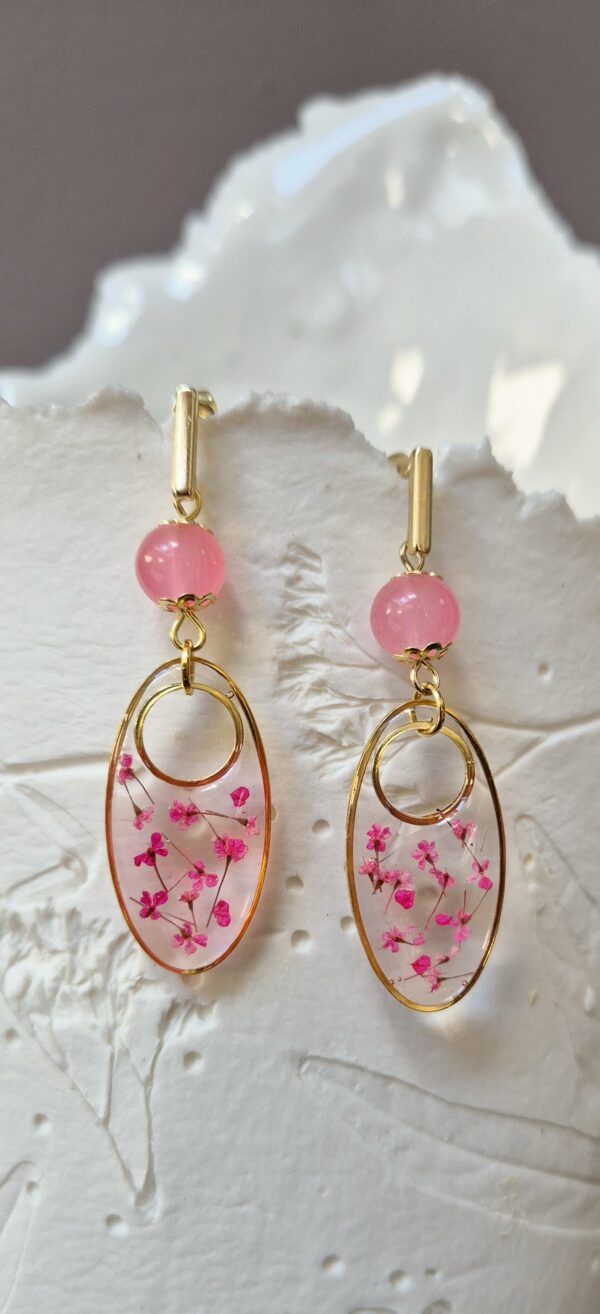 C25057.jpg Boucles résine fleurs pressées, perles en verre