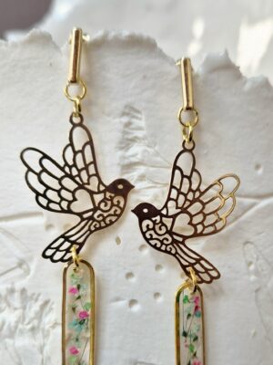 Boucles résine fleurs pressées, pendentifs en acier