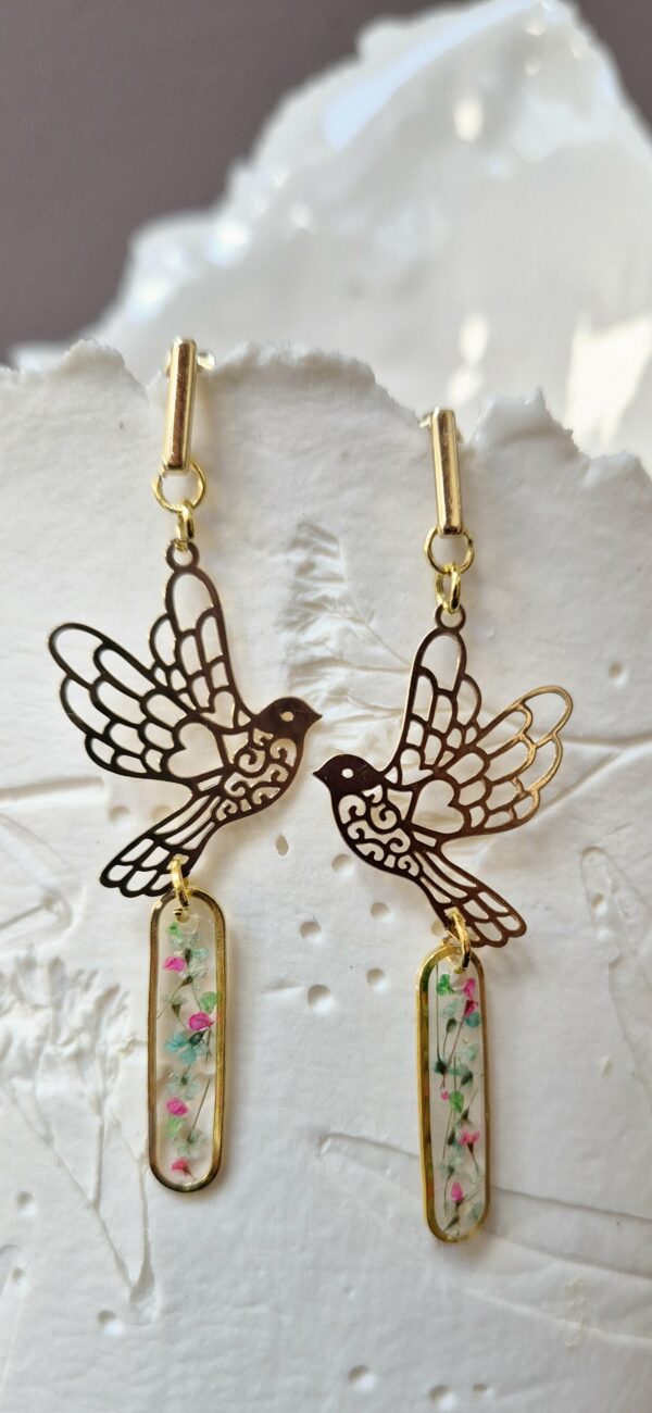 C25058.jpg Boucles résine fleurs pressées, pendentifs en acier